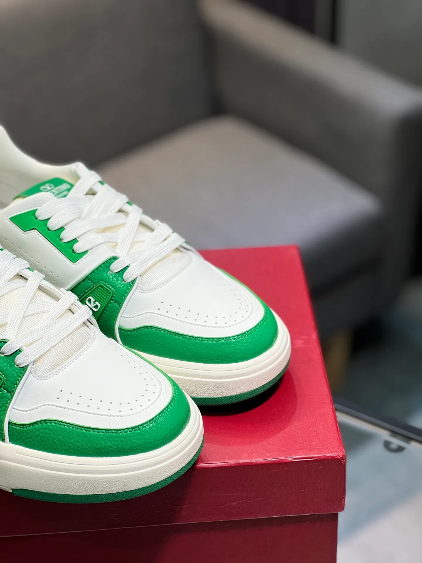 Men's men's shoes 💰660 𝑽𝒂𝒍𝒆𝒏𝒕𝒊𝒏𝒐 Valentino 𝑶𝒏𝒆𝑺𝒕𝒖𝒅 Couple's sneaker series Valentino 2025 latest couple's sneakers, celebrity style, hot sale. The original ZP was purchased and dismantled. Repeated pattern making and modification. I strive to restore the original version 1:1! Top luxury masterpiece, soft and comfortable, combining fashion and leisure, bringing excellent elegant texture and excellent on-foot comfort. Top purchase version upper: imported calfskin surface/original oil edge craftsmanship. Inner: water-dyed cowhide lining. Outsole: original development 𝐓𝐏𝐔 two-color combination outsole. Packaging: original configuration complete package. Code number: 35-44 yards. 34.45 can be customized. Can be customized (self-labeled-no label) order.